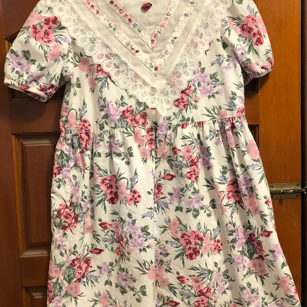 Vintage rose cottage girls floral dress￼ With a gauze and lace bib, size 16￼